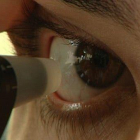 Detall d'un ull en una revisió oftalmològica.