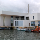 Nuevo edificio de la lonja de Pescadors en el puerto fluvial de Deltebre.