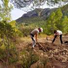 Plano general de dos arqueólogos trabajando en el yacimiento.