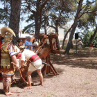 La recreación histórica que se ha celebrado en Altafulla este domingo en el marco de Tarraco Viva ha incluido una demostración de uso de armas de la época romana.