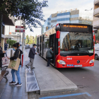 Imatge d'una plataforma per a accedir a l'autobús al carrer de Pere Martell.