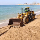 Una máquina mueve arena en la playa del Miracle de Tarragona.