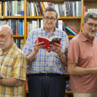 D'esquerra a dreta, Pitu Rovira, Ricard i Pau Espinosa a la llibreria La Capona.