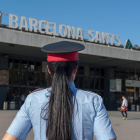 Una agent dels Mossos davant de l'estació de Barcelona-Sants.