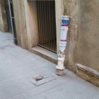 El pilón arrancado, este 1 de enero en la calle Comte.