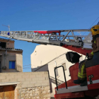 Imatge dels Bombers treballant en l'incendi de la casa a Corbera d'Ebre.