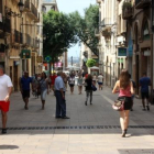 Plano general de gente paseando y comprando en una calle de Tarragona.