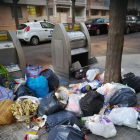 Montaña de bolsas de basura delante de unos contenedors de Sant Pere i Sant Pau.
