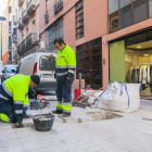 Dos operaris, ahir durant els treballs destinats a la instal·lació de la pilona, al carrer Armanyà.