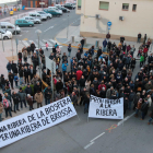 Las personas concentradas ante el Consejo Comarcal de la Ribera de Ebro con motivo del consejo de alcaldes monográfico sobre el vertedero de Riba-roja