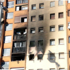 Imatge dels habitatges afectats per l'incendi en un bloc de l'Avinguda Marquès de Mont-roig de Badalona.