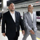 El vicepresident de la Generalitat, Oriol Junqueras, i el conseller d'Exteriors, Raül Romeva, pujant a l'AVE camí de Madrid, el 22 de maig de 2017.