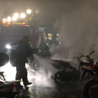 Cremen tres motos i set més queden afectades, al costat de plaça Verdaguer