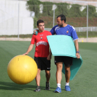 El roig-i-negre David Haro, amb el fisio Joan Álvarez, en una de les sessions d'entrenament al Complex Esportiu Futbol Salou.