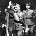 Imagen de archivo del dictador acompañado de varios militares.