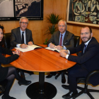 Imatge de l'acte de signatura entre l'alcalde de Tarragona, Josep Fèlix Ballesteros, i el