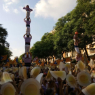 Una seixantena de colles castelleres representen simbòlicament els pilars de la república catalana
