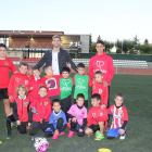 Els joves futbolistes amb Leo Baptistao.