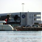 Els vehicles de la Guàrdia Civil registrant l'empresa Meridium Petrolium a les instal·lacions de Marina Port Tarraco.