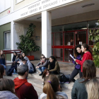 Pla obert d'estudiants de la Facultat d'Educació i Psicologia de la URV llegint un manifest a les portes de l'edifici el 14 de desembre de 2016