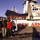 Las mantas se entregaron en el Port de Barcelona, donde se encuentra actualmente atracado el barco de Proactiva Open Arms.