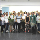 Catorze persones aturades reben els certificats dels cursos de català del programa Aprèn.cat