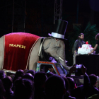 L'elefant, emblema de la Fira Trapezi Reus, amb el pastís per celebrar els 20 anys, davant del públic en el Cabaret inaugural el 12 de maig de 2016