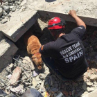 Imagen de la unidad de rescate canino K-9 de Creixell actuando en el Ecuador en un edificio hundido por el terremoto que sacudió el país el 17 de abril de 2016