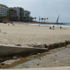 Salou instala un pequeño rompeolas en la playa de Levante
