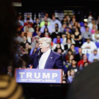 Dues persones miren a la televisió un discurs del candidat republicà a la Casa Blanca, Donald Trump.