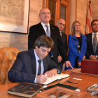 Imatge del President Carles Piugdemont signant el llibre