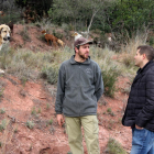 Pla americà de David Arenas, ramader (a l'esquerra), i de Robert Figueras, alcalde d'Alcover, mentre algunes cabres pasturen, a prop seu, per una franja protectora de la urbanització Mas Gasol d'Alcover. Imatge del 26 de febrer de 2016
