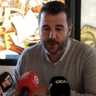 El alcalde de Mont-roig, Fran Morancho, en una comparecencia de prensa en el Mas Miró.