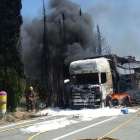 Un camió tràiler s'incendia a Rasquera i provoca un petit incendi forestal