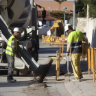Obres al carrer de l'Alt Empordà, on estan instal·lant les canonades de gas ciutat.
