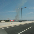 Dos dotaciones de Bomberos trabajan en un incendio de matorrales en Tarragona