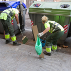 Una imagen de archivo de trabajadores de la limpieza vial, realizando trabajos en la calle Rocamora de Reus.