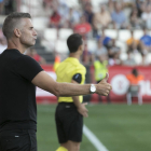 El entrenador grana, Lluís Carreras, aprueba una jugada de su equipo durante el partido del pasado viernes contra el Barça.