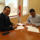 El administrador de Solcam Energía SL, Marc Segura, y el presidente del Comité Provincial de la Cruz Roja en Tarragona, Ramon Grau, han firmado hoy el convenio que posibilita esta ayuda.
