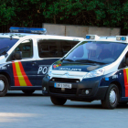 Imagen de archivo de dos furgonetas de la Policía Nacional.