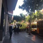 Imagen de las dos ambulancias del SEM junto en el autobús urbano atendiendo a las personas heridas en el lugar de los hechos.