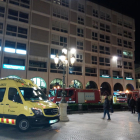 Los camiones de bomberos, que han apagado el fuego en pocos minutos, y una ambulancia del SEM, en la plaza Prim.