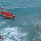 Els bombers van rebre suport des de l'aigua de Salvament Marítim.