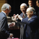 Bach va rebre la creu de Sant Jordi l'any 2003.
