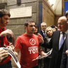 El president Puigdemont, amb l'alcalde de Reus, davant dels regidors de la CUP de Reus sostenint fotografies de Felip VI i del conseller Jané, aquest 14 de desembre de 2016
