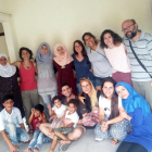 Miembros de la ONG con algunos de los refugiados que han conseguido atender en pisos de alquiler.