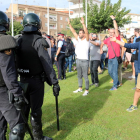 Dos agents antiavalot de la Guàrdia Civil davant de diversos ciutadans amb els braços enlaire després d'entrar al Pavelló Firal de Móra la Nova i endur-se una urna.