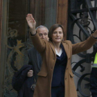 La presidenta del Parlament, Carme Forcadell, saluda a los manifestantes antes de entrar en el Palacio de Justicia.