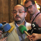 El diputat del PPC Alejandro Fernández als passadissos del Parlament.