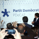 Marta Pascal y Carles Puigdemont descubren el nuevo logotipo del PDECat, el 17 de diciembre del 2016
